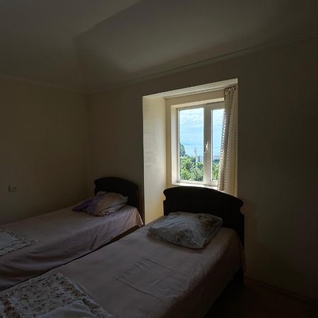 Temo'S Guesthouse Sarpi Bagian luar foto