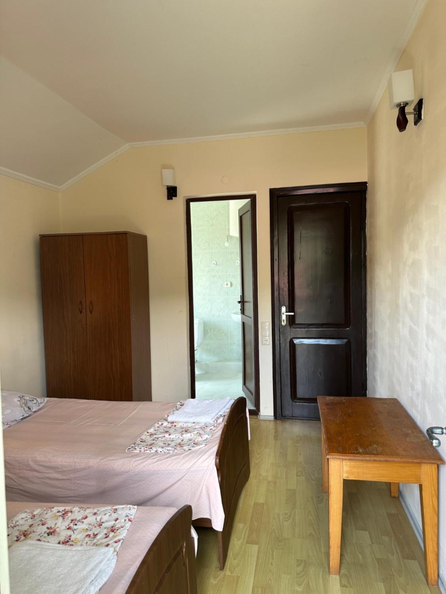 Temo'S Guesthouse Sarpi Bagian luar foto