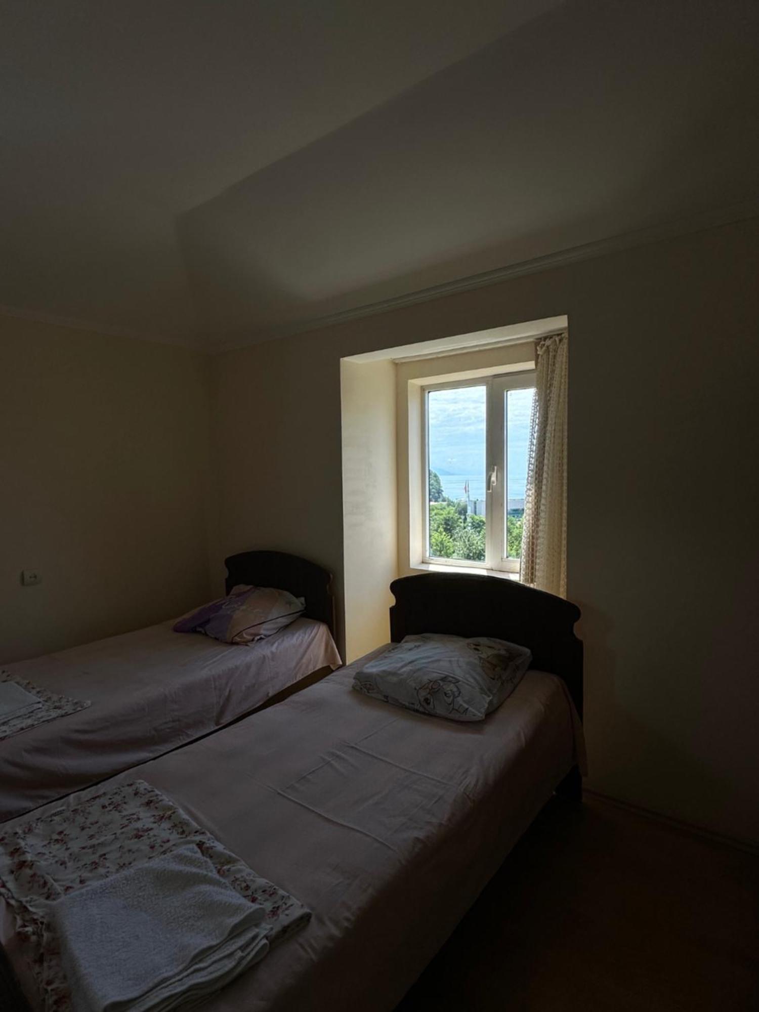 Temo'S Guesthouse Sarpi Bagian luar foto