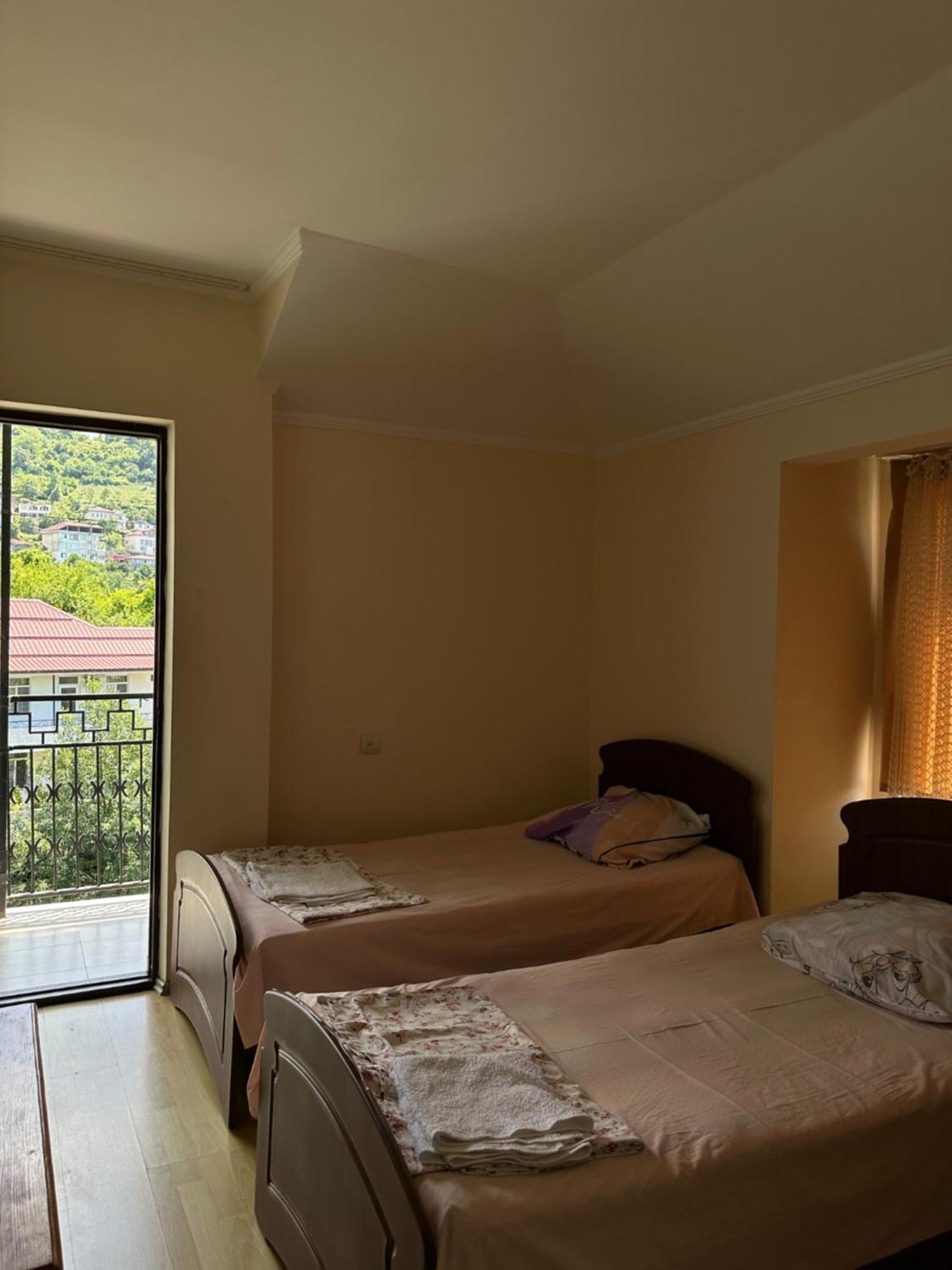 Temo'S Guesthouse Sarpi Bagian luar foto