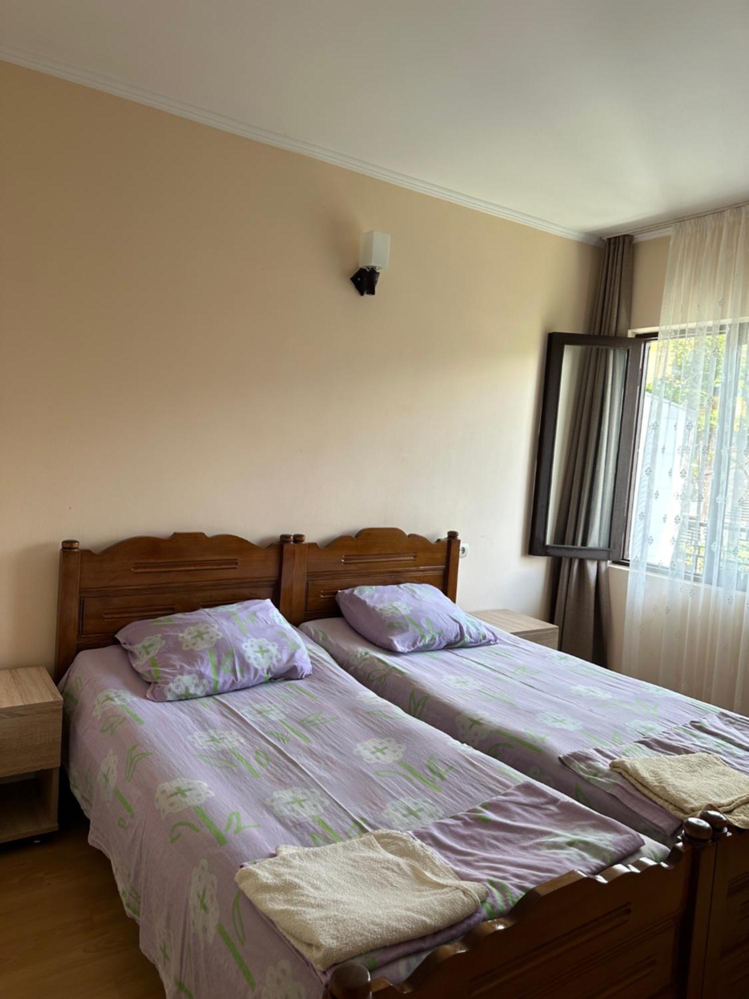 Temo'S Guesthouse Sarpi Bagian luar foto