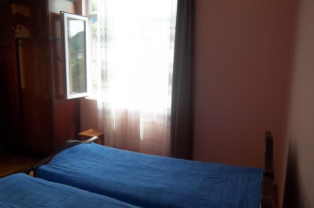 Temo'S Guesthouse Sarpi Bagian luar foto