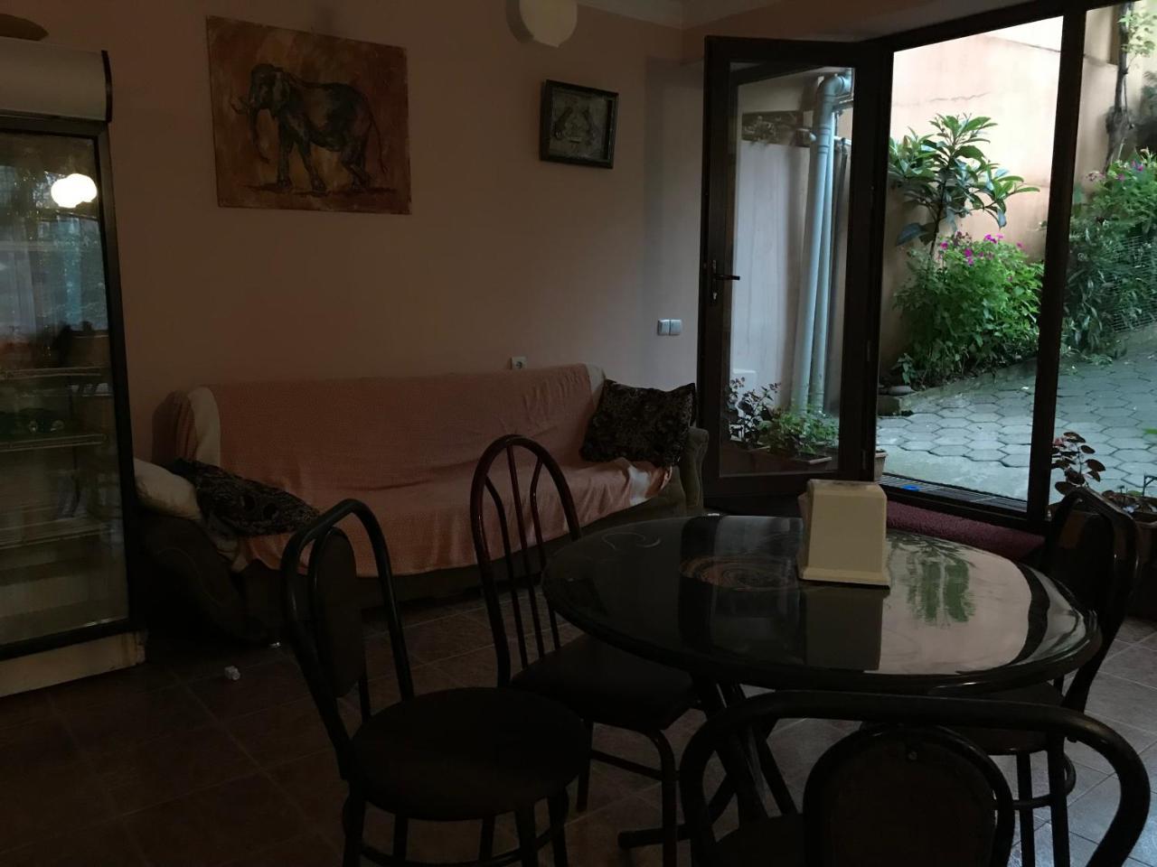 Temo'S Guesthouse Sarpi Bagian luar foto