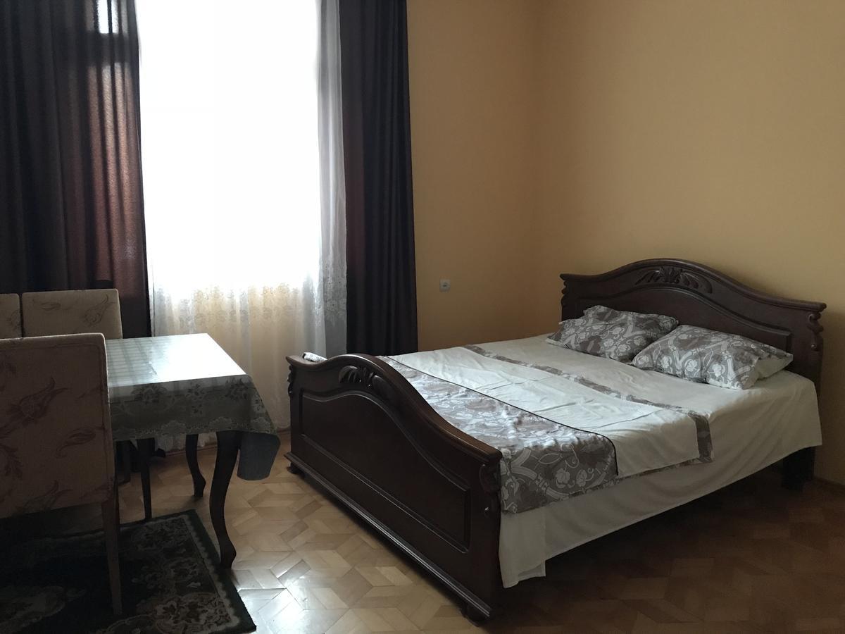Temo'S Guesthouse Sarpi Bagian luar foto