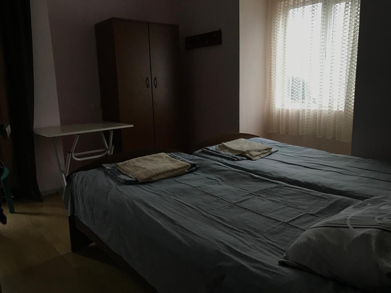 Temo'S Guesthouse Sarpi Bagian luar foto