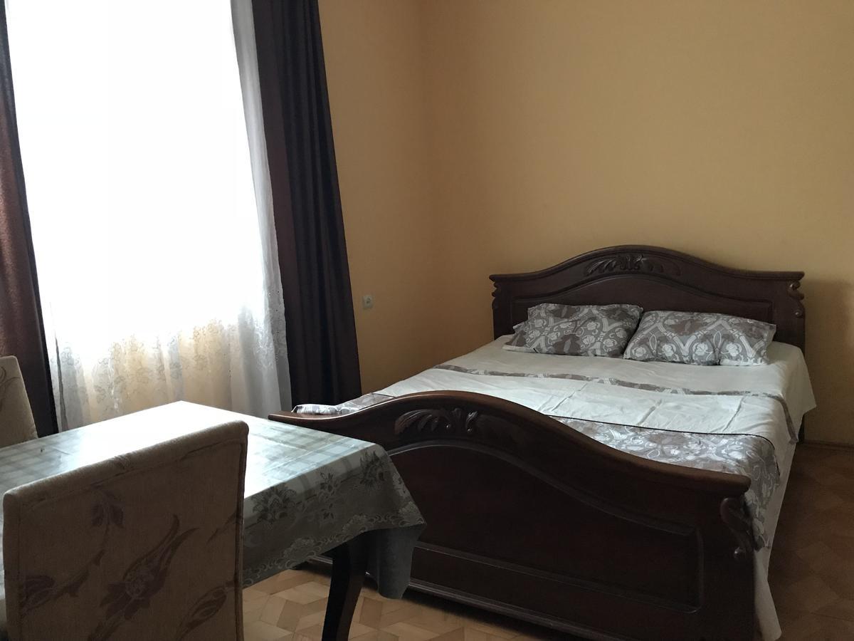 Temo'S Guesthouse Sarpi Bagian luar foto