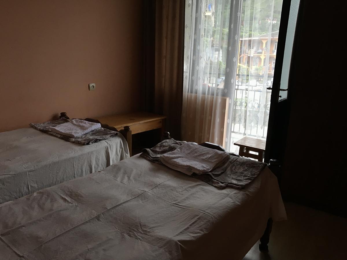 Temo'S Guesthouse Sarpi Bagian luar foto
