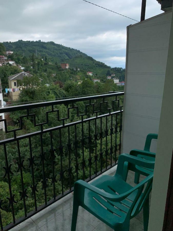 Temo'S Guesthouse Sarpi Bagian luar foto