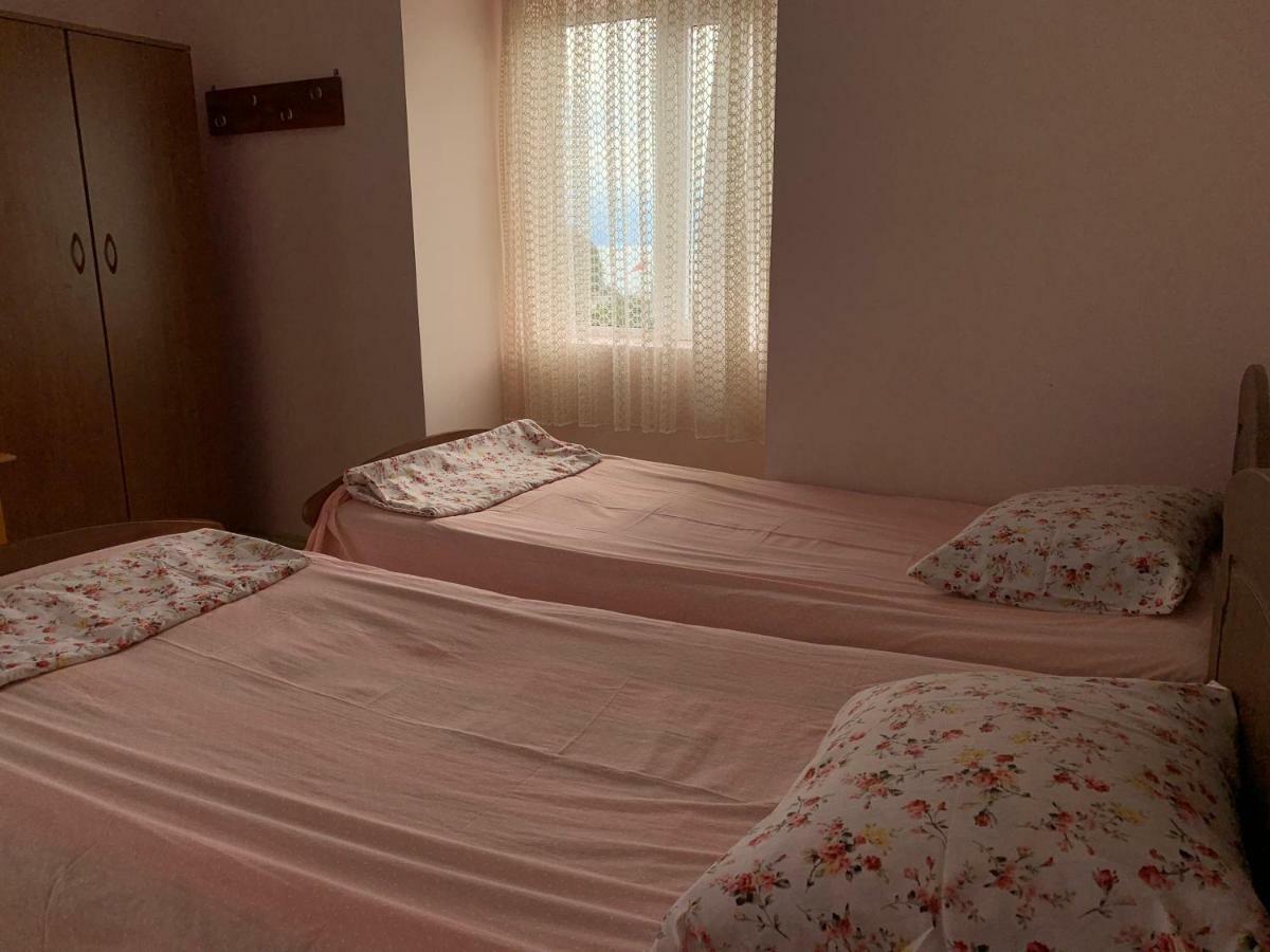 Temo'S Guesthouse Sarpi Bagian luar foto